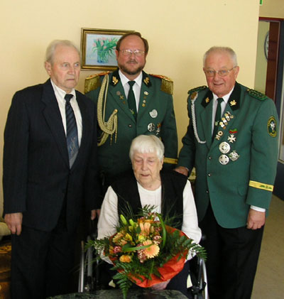 Jubelkönig Josef Rehermann, Oberst Werner Krelaus, Brudermeister Wolfgang Neumann (v.l.) mit der Jubelkönigin Mathilde Menne.